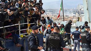 مهاجران در کشتی در بندر کاتانیا در سیسیل ایتالیا، ۱۲ آوریل ۲۰۲۳