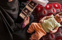 الطفلة إسلام لديها ضمور في القلب لا يمكن معالجتها في إدلب كما تقول والدتها