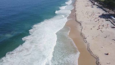 سلسلة بشرية على شاطئ ساو كونرادو البرازيلي في ريو دي جانيرو للتوعية بضرورة حماية المحيطات، 8 حزيران 2023