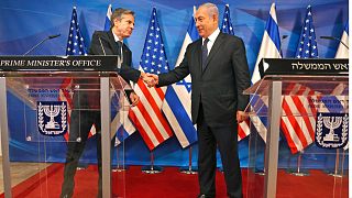 رئيس الوزراء الإسرائيلي بنيامين نتنياهو، يمين، ووزير الخارجية الأمريكي أنتوني بلينكين يتصافحان خلال مؤتمر صحفي مشترك في القدس، 25 مايو، 2021