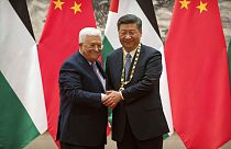  الرئيس الفلسطيني محمود عباس، بعد تقديم ميدالية للرئيس الصيني شي جينبينغ خلال حفل التوقيع في قاعة الشعب الكبرى في بكين، 18 يوليو، 2017.