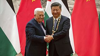  الرئيس الفلسطيني محمود عباس، بعد تقديم ميدالية للرئيس الصيني شي جينبينغ خلال حفل التوقيع في قاعة الشعب الكبرى في بكين، 18 يوليو، 2017.