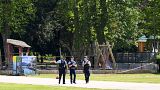 پلیس فرانسه در حال بازدید پارک محل حادثه در شهر انسی فرانسه