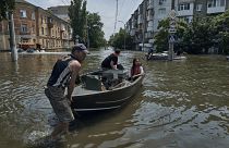 Kisállatokat és embereket evakuáltak egy csónakon az ukrajnai Kherson egyik elárasztott negyedéből 2023. június 8-án, csütörtökön.