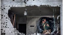 جداريات على ركام المنازل المدمرة جراء القصف الإسرائيلي في غزة