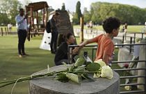 Une fleur déposée sur les lieux de l'attaque au couteau, Annecy, le 8 juin 2023