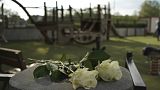 Flores deixadas no local onde quatro crianças e dois adultos foram atacados com arma branca, em Annecy, França.