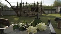 Τριαντάφυλλα στην παιδική χαρά όπου άνδρας επιτέθηκε με μαχαίρι σε παιδιά στη Γαλλία
