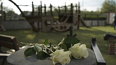 Flores deixadas no local onde quatro crianças e dois adultos foram atacados com arma branca, em Annecy, França.