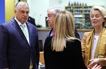 O primeiro-ministro húngaro, Viktor Orbán, (esq) não quer receber refugiados nem pagar pelos custos do processamento de pedidos de asilo