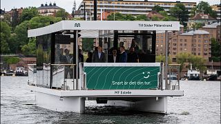 Le MF Estelle, le premier ferry électrique autonome au monde, prend la mer lors de son inauguration à Norr Malarstrand à Stockholm, le 8 juin 2023.