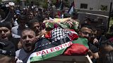 مشيعون يحملون جثمان الطفل الفلسطيني محمد التميمي الذي أصيب برصاص القوات الإسرائيلية، الضفة الغربية، 6 يونيو، 2023.