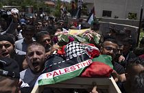 مشيعون يحملون جثمان الطفل الفلسطيني محمد التميمي الذي أصيب برصاص القوات الإسرائيلية، الضفة الغربية، 6 يونيو، 2023.
