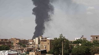 تصاعد الدخان في الخرطوم مع استمرار القتال بين الجيش السوداني وقوات الدعم السريع