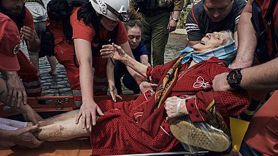 Resgate de pessoas após o colapso da barragem Nova Kakhovka