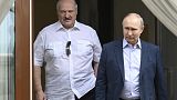 Lukashenko, presidente da Bielorrússia, à esquerda, e Putin, à direita, conversaram esta sexta-feira no retiro de verão do líder russo no Mar Negro, em Sochi (Rússia)
