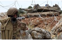 جندي لبناني يصوب قاذفة "آر بي جي" تجاه دبابة تابعة للجيش الإسرائيلي