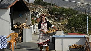 الخبازة إيريني تشاتزيبابا في ورشة الفرن الخاصة بها في قرية ديافاني في جزيرة كارباثوس، 6 مايو 2023.