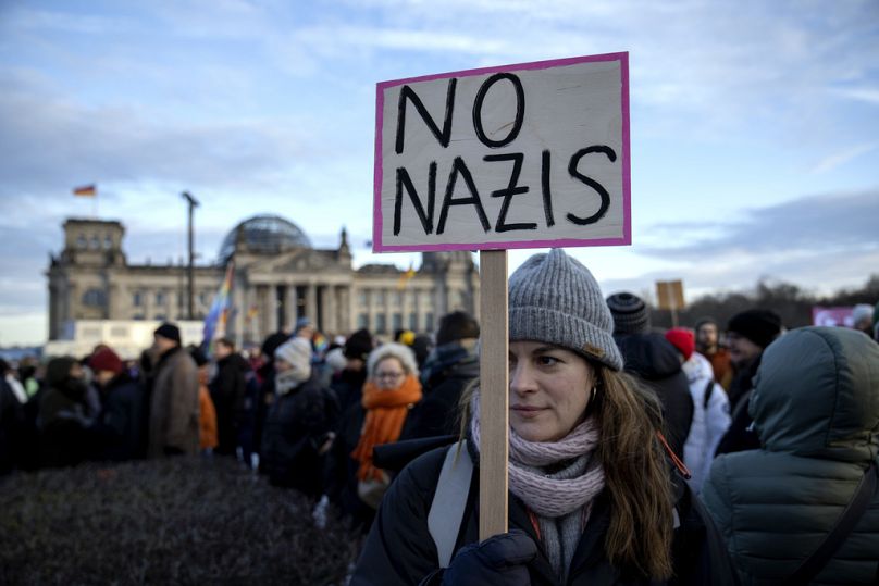 Almanya'da yüz binlerce kişi "Aşırı sağcılığa ve Neo-Nazi ağlarına karşı" temasıyla gösteri düzenlendi. Eylemciler, aşırı sağ karşıtı sloganların yazılı olduğu dövizler taşıdı