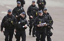 ضباط شرطة العاصمة المسلحة في دورية قبل تتويج ملك بريطانيا تشارلز الثالث، في لندن، السبت 6 مايو 2023