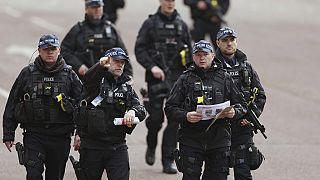 ضباط شرطة العاصمة المسلحة في دورية قبل تتويج ملك بريطانيا تشارلز الثالث، في لندن، السبت 6 مايو 2023