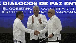 Küba Devlet Başkanı Miguel Diaz-Canel, Kolombiya Devlet Başkanı Gustavo Petro (solda) ve ELN komutanı Antonio Garcia'nın (sağda) el sıkışmasını alkışladı