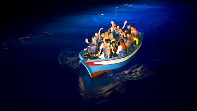 قارب خشبي يحمل مهاجرين يقترب من سفينة الإنقاذ أكواريوس التابعة للمنظمات غير الحكومية في البحر الأبيض المتوسط، شمال الساحل الليبي، أغسطس 2017