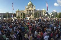 متظاهرون في بلغراد يطالبون باستقالة كبار المسؤولين في الحكومة