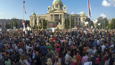 متظاهرون في بلغراد يطالبون باستقالة كبار المسؤولين في الحكومة