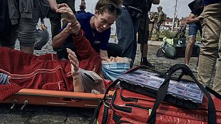 Rettungskräfte evakuieren eine ältere Bewohnerin aus einem überschwemmten Viertel in Cherson, Ukraine, 8. Juni 2023.