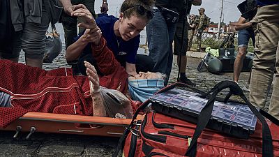 Servicios de emergencias atienden a una anciana en Jersón.