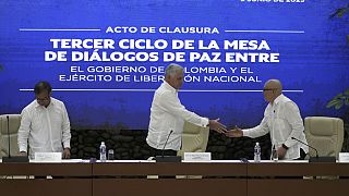El presidente cubano Miguel Díaz-Canel estrecha la mano del comandante del ELN Antonio García durante un acuerdo bilateral de alto el fuego en La Habana, el 9 dejunio junio.