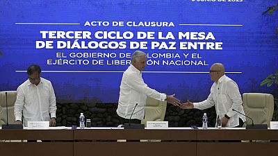 El presidente cubano Miguel Díaz-Canel estrecha la mano del comandante del ELN Antonio García durante un acuerdo bilateral de alto el fuego en La Habana, el 9 dejunio junio.