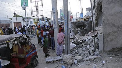 Des Somaliens devant l'hôtel Pearl Beach, lieu de l'attaque Shebab, photo du 10 juin 2023