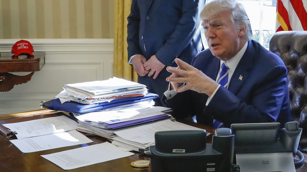 Президент Дональд Трамп сидит за своим столом после встречи с генеральным директором Intel Брайаном Кржаничем в Овальном кабинете Белого дома в Вашингтоне, 8 февраля 2017 года