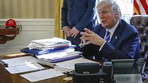 Президент Дональд Трамп сидит за своим столом после встречи с генеральным директором Intel Брайаном Кржаничем в Овальном кабинете Белого дома в Вашингтоне, 8 февраля 2017 года