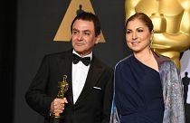فیروز نادری به همراه انوشه انصاری به نمایندگی از اصغر فرهادی، جایزه بهترین فیلم غیر انگلیسی زبان اسکار را دریافت کردند