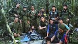 Δυνάμεις ασφαλείας και ιθαγενείς φωτογραφίζονται μετά την διάσωση τεσσάρων μικρών παιδιών που είχαν χαθεί επί σαράντα ημέρες στη ζούγκλα
