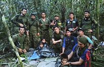 Kolombiya Ordusu mensupları ve kurtarılan çocuklar