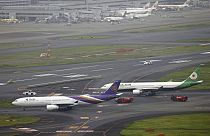 Összeütközött két utasszállító repülőgép a tokiói repülőtéren