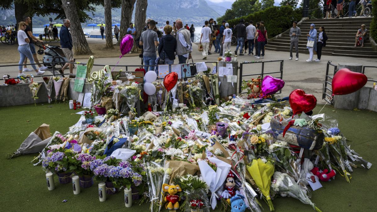 D'innombrables bouquets de fleurs en hommage aux victimes de "l'attaque au couteau"