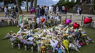 D'innombrables bouquets de fleurs en hommage aux victimes de "l'attaque au couteau"