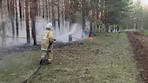 رجال الإطفاء يقاومون حرائق الغابات
