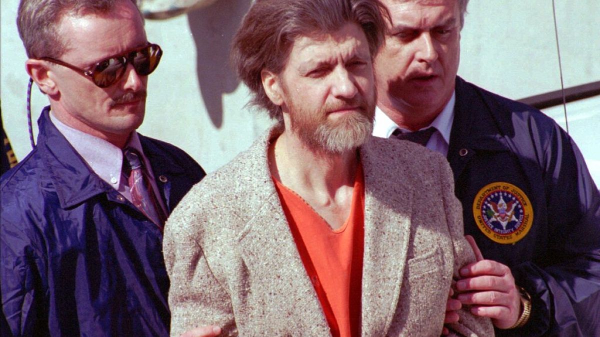 El terrorista Theodore Kaczynski es escoltado por la policía