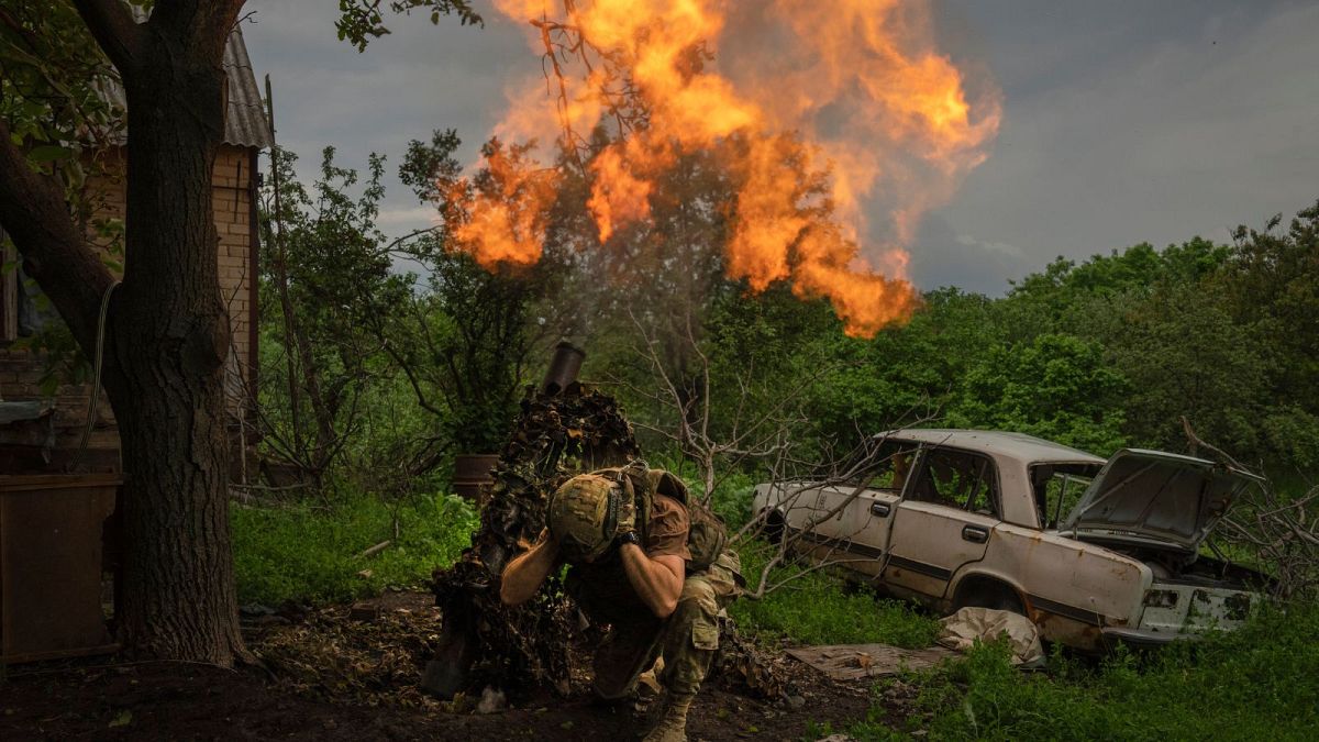 سرباز اوکراینی در حال شلیک خمپاره در نزدیکی باهموت