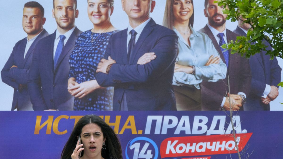 Wahlplakat zeigt die pro-serbische Koalition "Für die Zukunft Montenegros". Podgorica, Montenegro, Juni 2023.