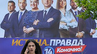 Wahlplakat zeigt die pro-serbische Koalition "Für die Zukunft Montenegros". Podgorica, Montenegro, Juni 2023.