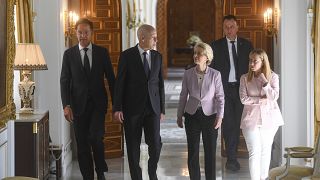 Mark Rutte holland miniszterelnök, Kaisz Szaíd tunéziai elnök, Ursula von der Leyen, az Európai Bizottság elnöke és Giorgia Meloni olasz kormányfő Tuniszban 2023. június 11-én
