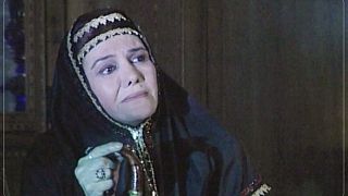 نمایی از ایفای نقش فخری خوروش، بازیگر سرشناس سینما، تئاتر و تلویزیون