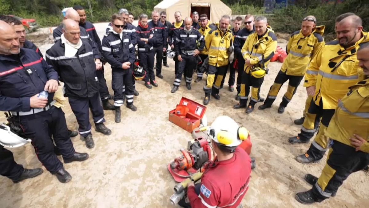 French firefighters receive instructions on the equipment from a member of SOPFEU.